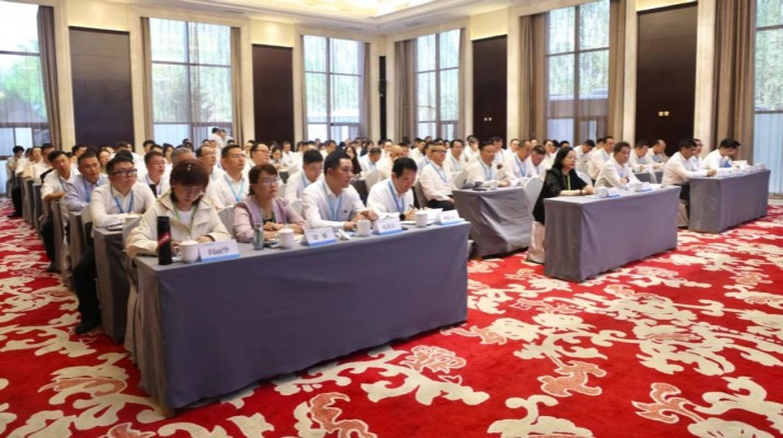 6月20日，甘肃文旅集团2025年文化品牌建设暨内训师培训班在集团武威实训基地开班。甘肃文旅集团党委书记、董事长石培文以《黄沙与星途，种植文旅人的永恒绿洲》为题，讲授了“开班第一课″，翻开集团企业文化
