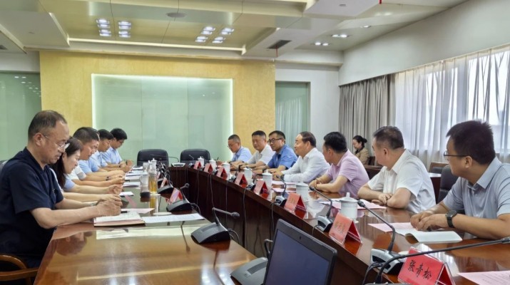 7月9日至11日，甘肃文旅集团党委书记、董事长石培文带队赴连云港市考察交流，连云港市政府党组成员、副市长杜波主持座谈会，连云港市政府及相关部门负责人参加座谈。座谈会上，石培文介绍了甘肃文旅集团在科技智