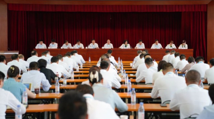 7月18日上午，甘肃文旅集团召开2025年上半年工作会暨生产经营调度会。集团党委书记、董事长石培文出席会议并讲话，党委副书记、总经理马文玫主持会议并安排下半年重点工作。会议通报了集团上半年经营成果、“