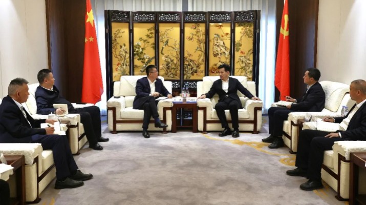 近日，甘肃文旅集团党委书记、董事长叶剑芳与到访的水电十一局党委副书记、董事、总经理王操一行进行座谈交流。水电十一局党委委员、副总经理董党，集团党委委员、副总经理杭荷兵参加座谈。王操介绍了水电十一局的发